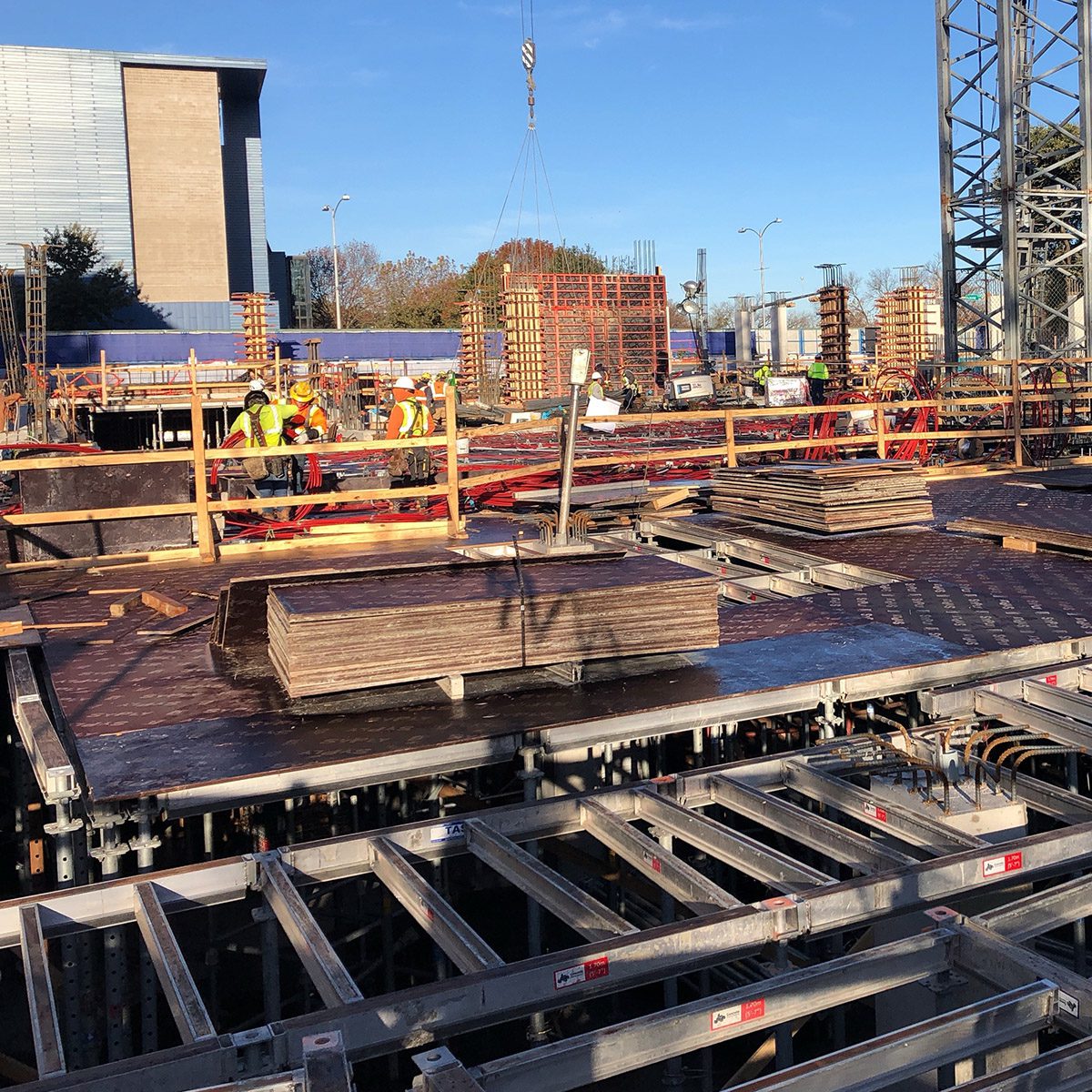 _0001s_0003_The Loren